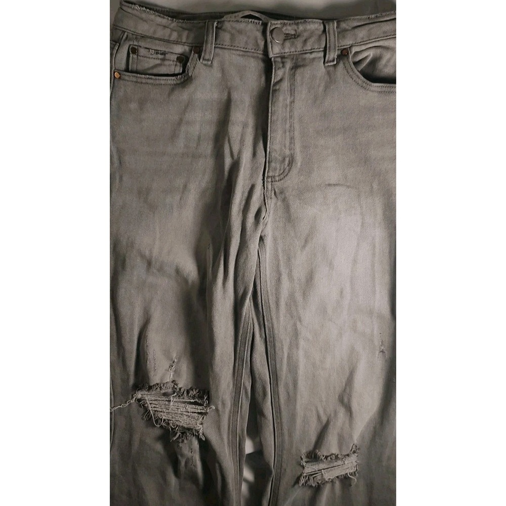 Tinseltown Junior Jean Size 9 Light wash Pre Owned With Many Holes